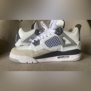 ⚪️Jordan 4’s⚫️